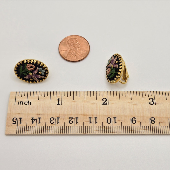 Vintage Petit Point Earrings Floral Needlepoint Goldtone Clip Ons Dainty Twee - Picture 5 of 12